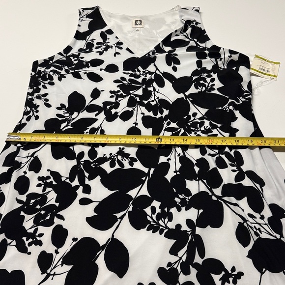 Anne Klein Monochrome Leaf Pattern Dress - Picture 5 of 8